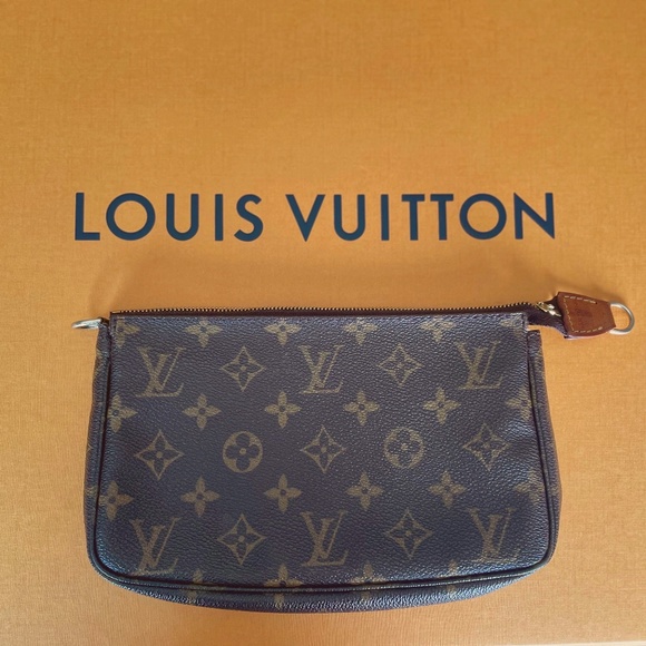 Louis Vuitton Handbags - AUTHENTIC VINTAGE 2000 LOUIS VUITTON POCHETTE